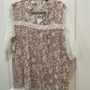 Mocha and white lace 3/4 sleeve blouse